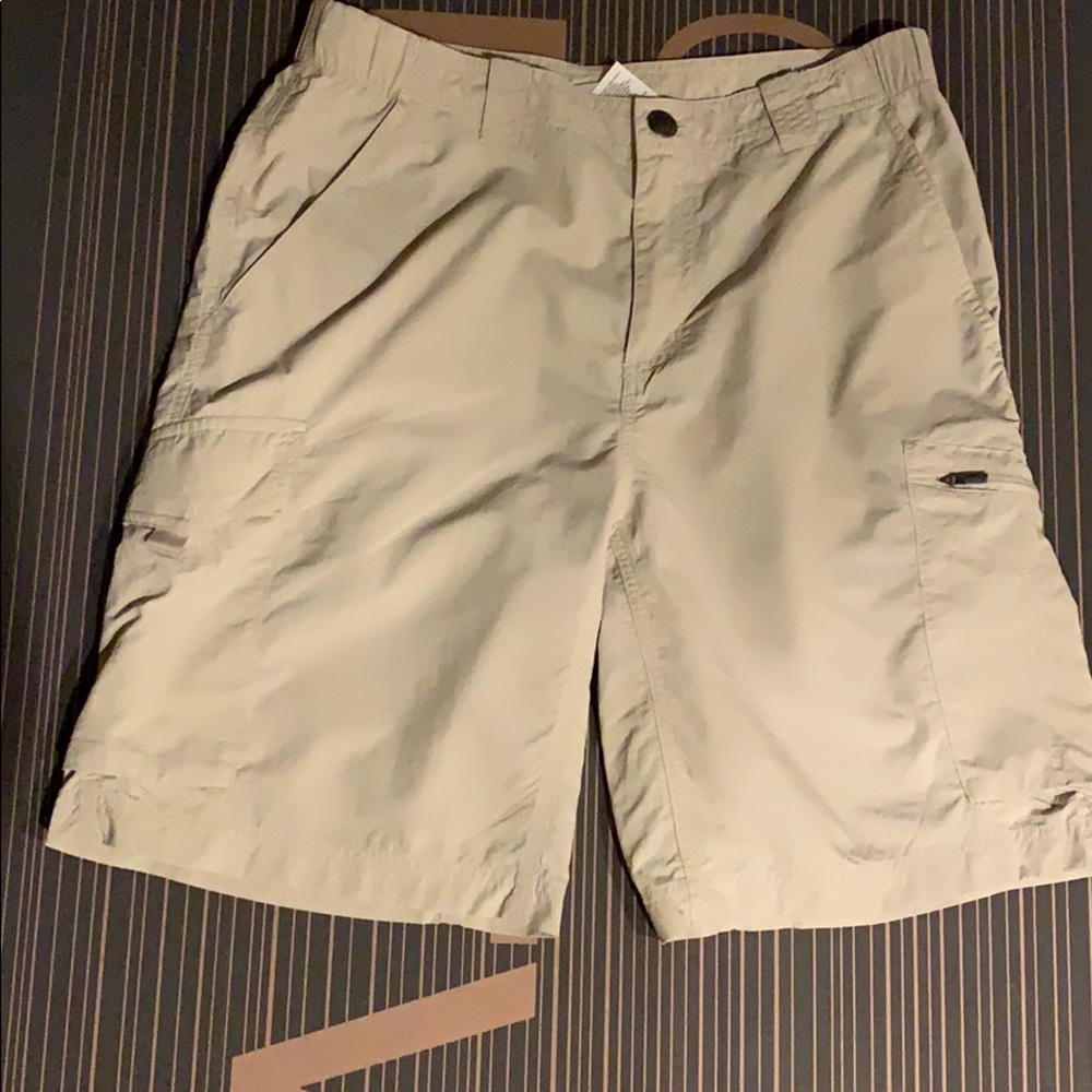 Columbia Men’s Cargo khaki shorts